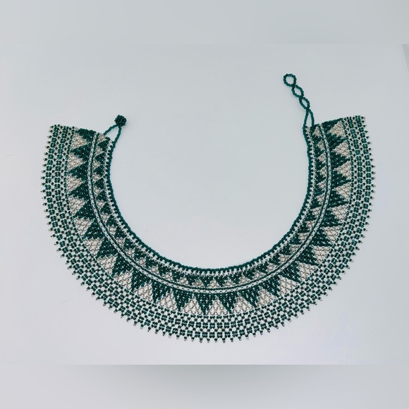 BEADED NECKLACE GREEN AND SILVER 17” LONG MEXICAN BEADED HANDMADE NECKLA… - Picture 4 of 6